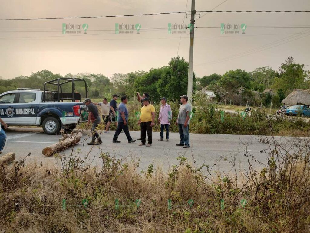 Bloquean ejidatarios de Nuevo Israel vía corta de Mérida; exigen pago por tierras expropiadas
