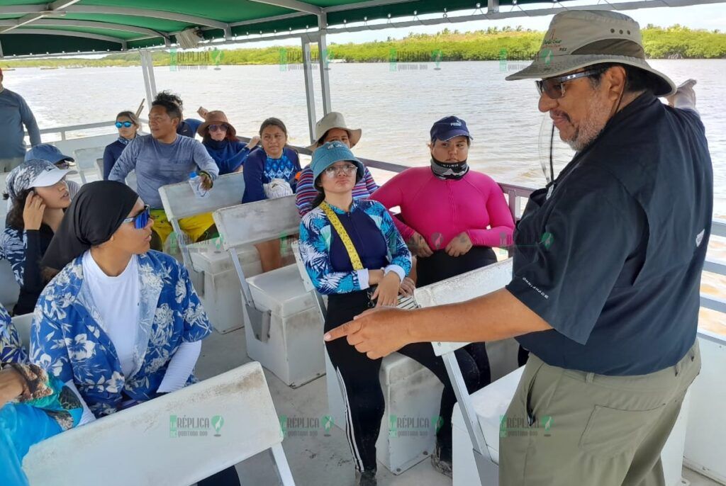 Estudiantes de la UADY visitan Punta Sur para conocer la riqueza medio ambiental de la Isla