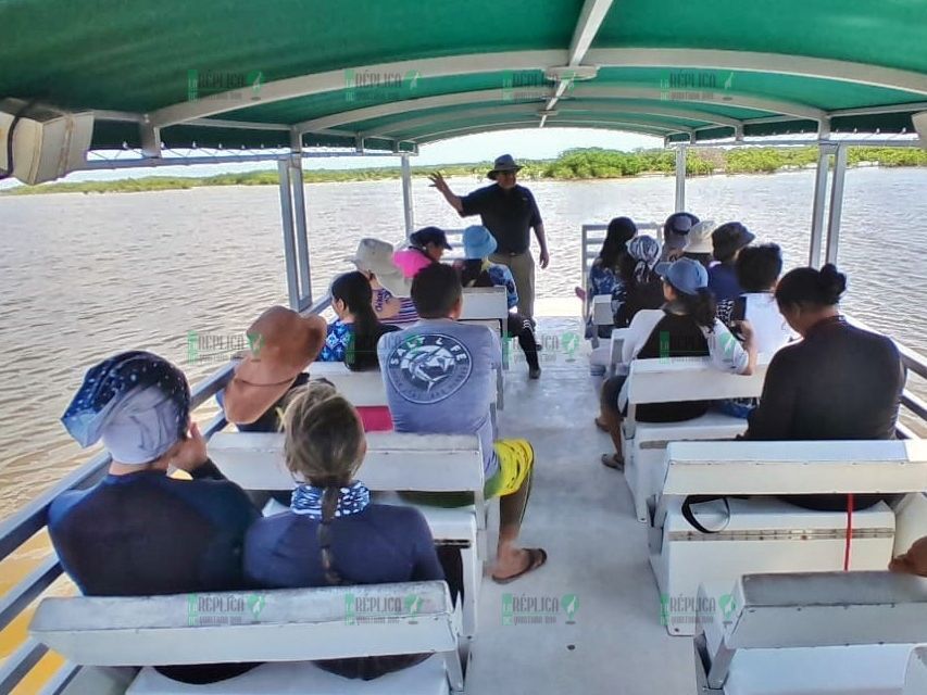 Estudiantes de la UADY visitan Punta Sur para conocer la riqueza medio ambiental de la Isla