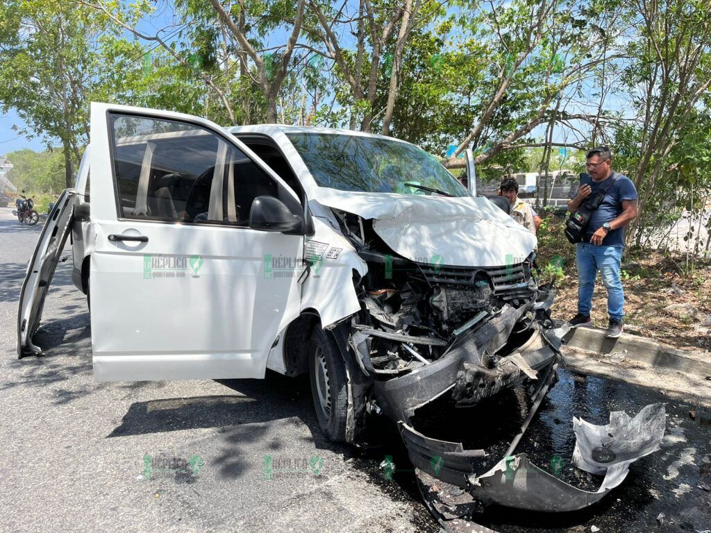 Deja un lesionado, choque frontal entre van y autobús, en la Región 254 de Cancún