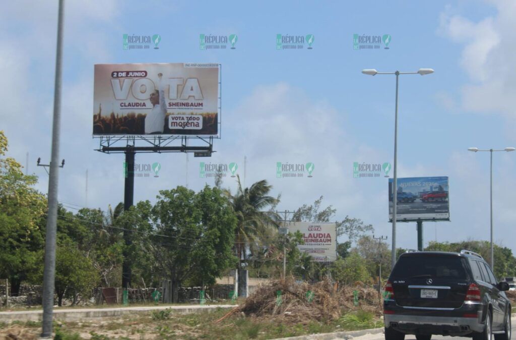 Denuncian automovilistas peligro por exceso de espectaculares en carretera Cancún-Puerto Morelos