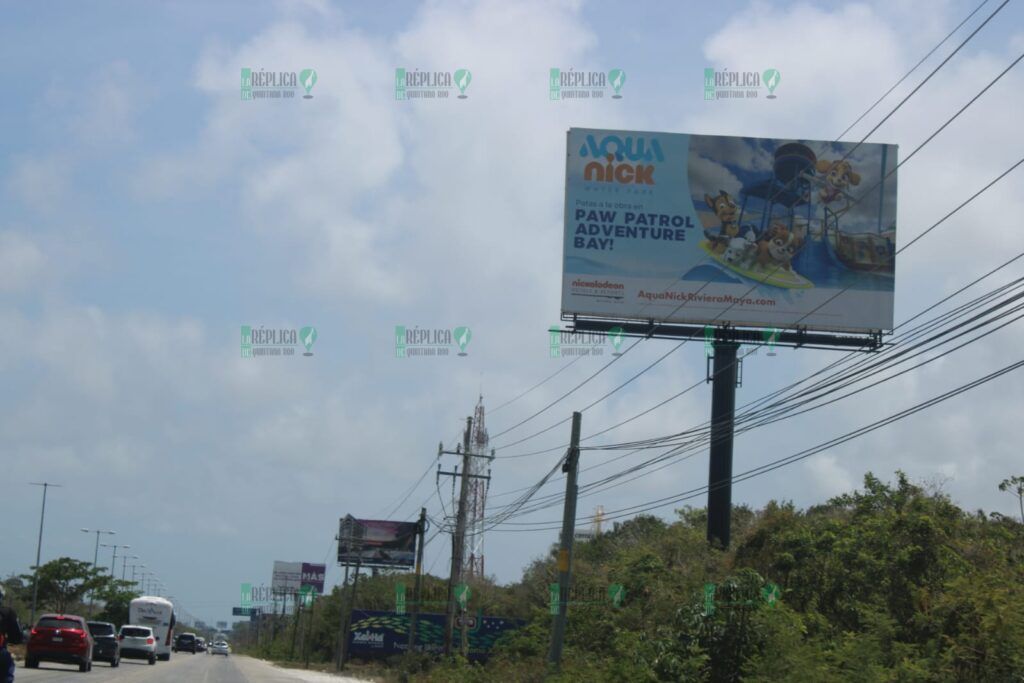 Denuncian automovilistas peligro por exceso de espectaculares en carretera Cancún-Puerto Morelos