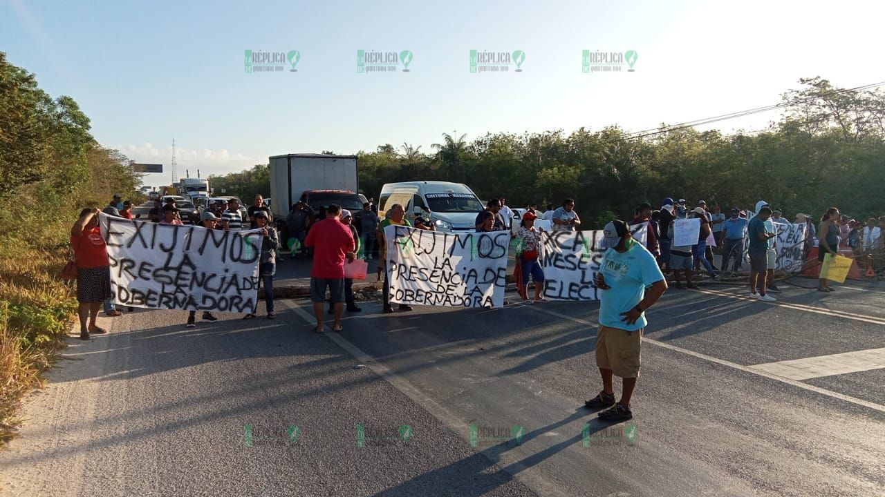 Bloquean pobladores de Xcalak la carretera federal 307 en Limones; denuncian constantes apagones