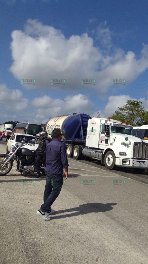 Bloquean pobladores de Xcalak la carretera federal 307 en Limones; denuncian constantes apagones