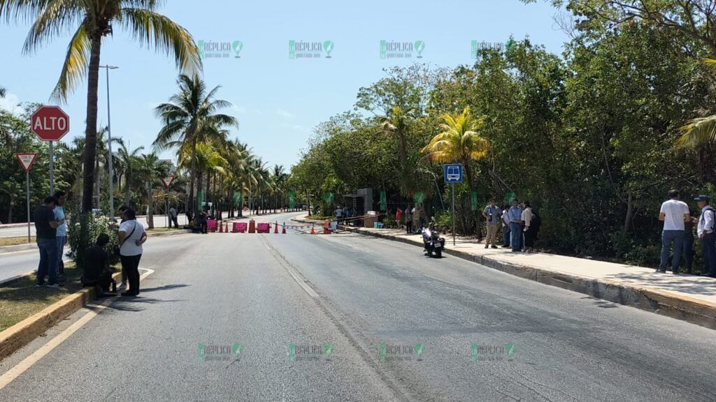 Bloquean Madres Buscadoras la Zona Hotelera de Cancún