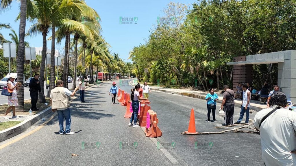 Liberan ‘Madres Buscadoras’ un carril del bulevar Kukulkán; mantienen protesta