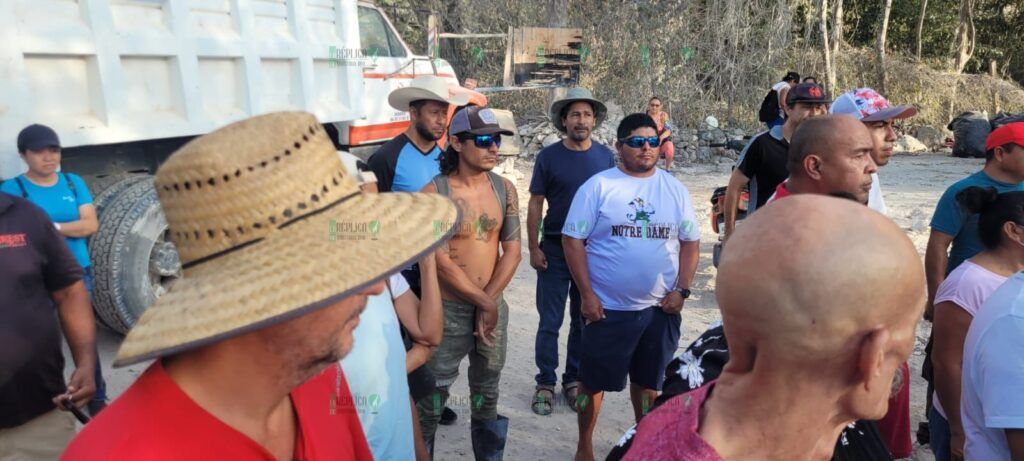 Bloquean pobladores acceso a Akumal; exigen a la Federación reparación de calles dañadas por obras del Tren Maya