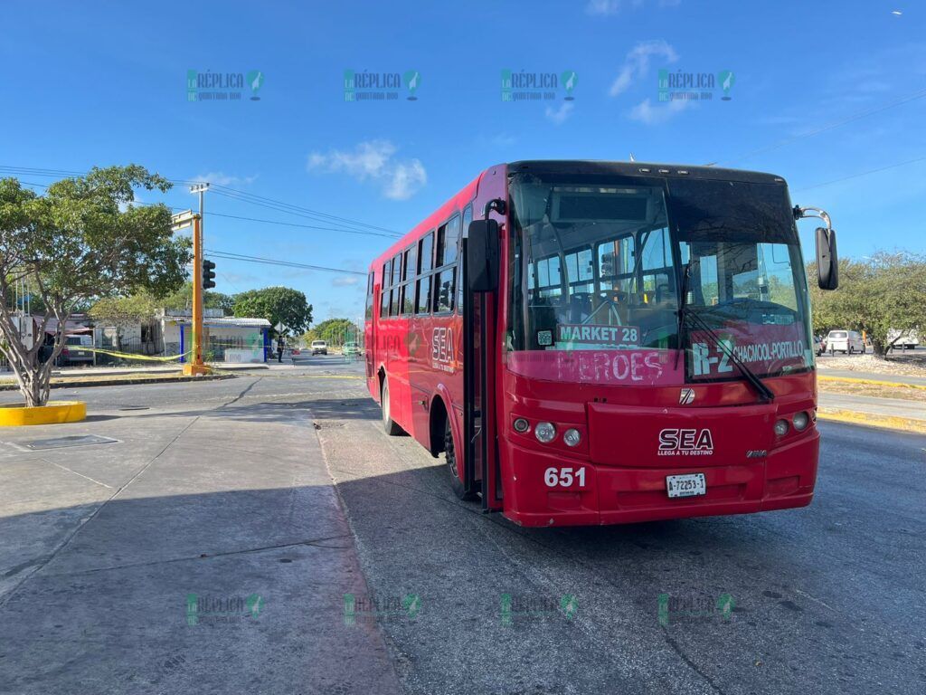 Muere una mujer en choque entre camión y carro particular, en la avenida Chac Mool de Cancún