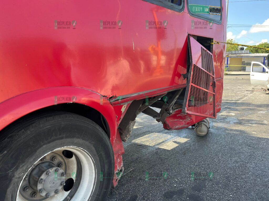 Muere una mujer en choque entre camión y carro particular, en la avenida Chac Mool de Cancún