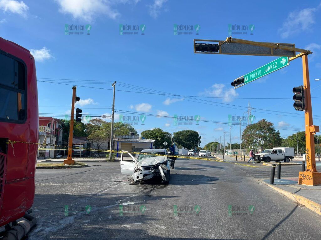 Muere una mujer en choque entre camión y carro particular, en la avenida Chac Mool de Cancún