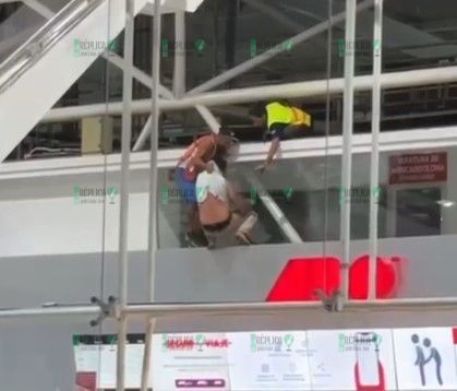 Hombre se lanza desde lo alto en la terminal de ADO de Cancún