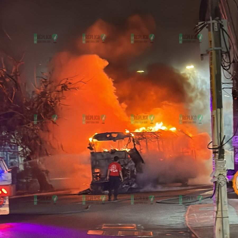 Arde autobús en la avenida Kabah de Cancún, por un corto circuito