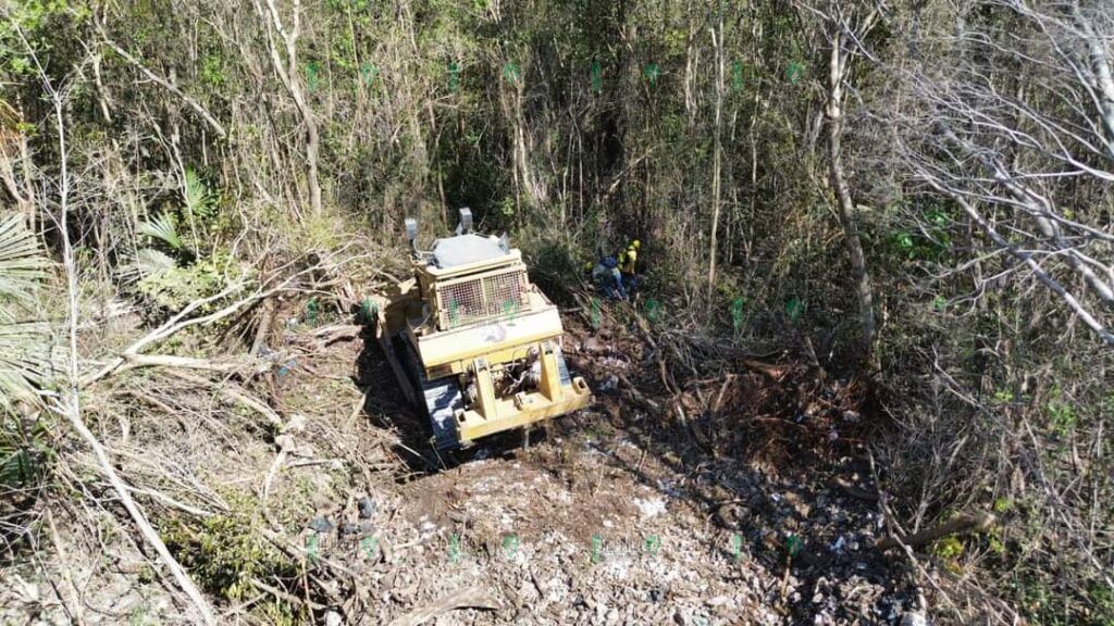 Bomberos realizan incesantes trabajos para sofocar incendio en Villas del Sol