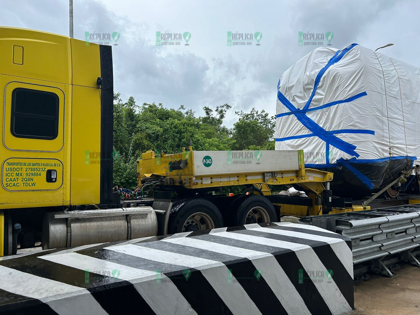 Transportan cinco vagones más del Tren Maya hacia la estación de Cancún
