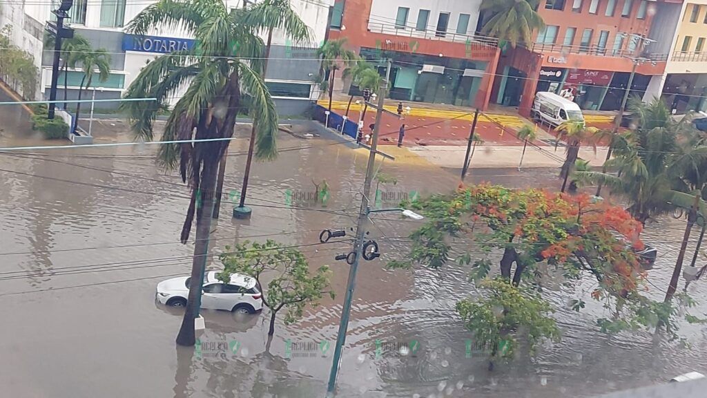 Dejan intensas lluvias severas inundaciones y encharcamientos en Cancún 
