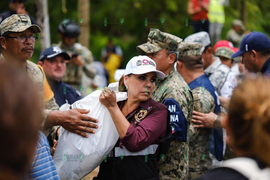 Mara Lezama recorre calles y atiende llamadas de auxilio de la gente afectada por inundaciones en Chetumal