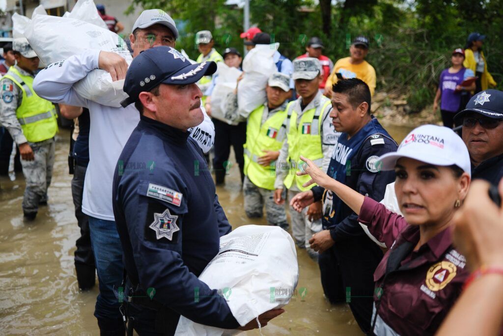 Mara Lezama recorre calles y atiende llamadas de auxilio de la gente afectada por inundaciones en Chetumal