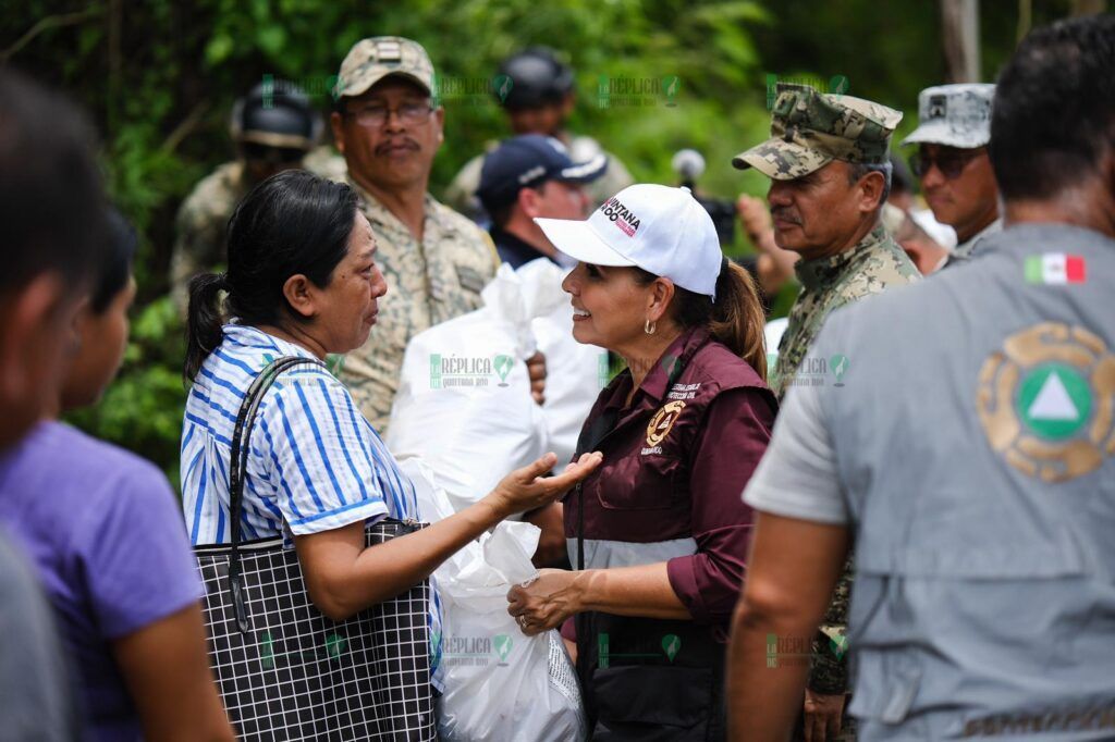 Mara Lezama recorre calles y atiende llamadas de auxilio de la gente afectada por inundaciones en Chetumal