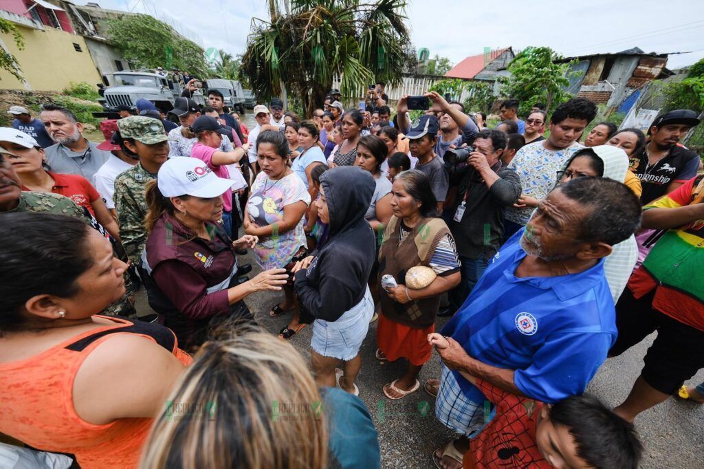 Mara Lezama recorre calles y atiende llamadas de auxilio de la gente afectada por inundaciones en Chetumal