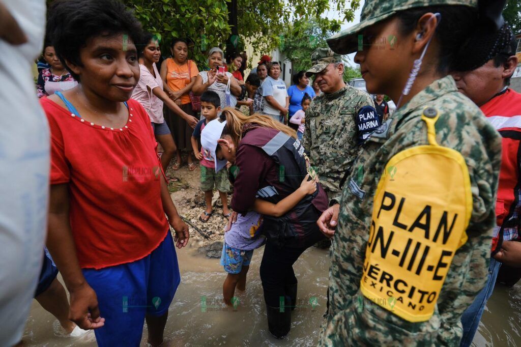 Mara Lezama recorre calles y atiende llamadas de auxilio de la gente afectada por inundaciones en Chetumal