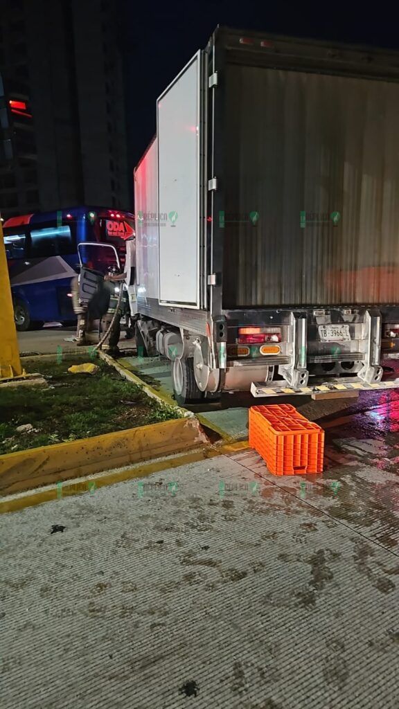 Chocan autobús y camión en el bulevar Colosio de Cancún; hay nueve lesionados