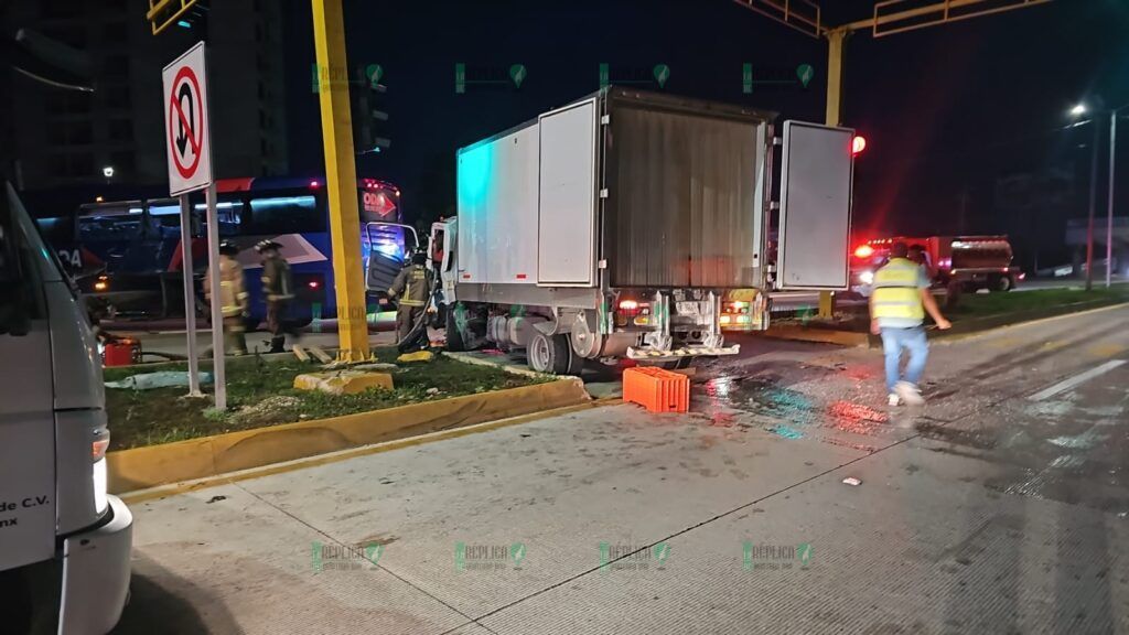 Chocan autobús y camión en el bulevar Colosio de Cancún; hay nueve lesionados