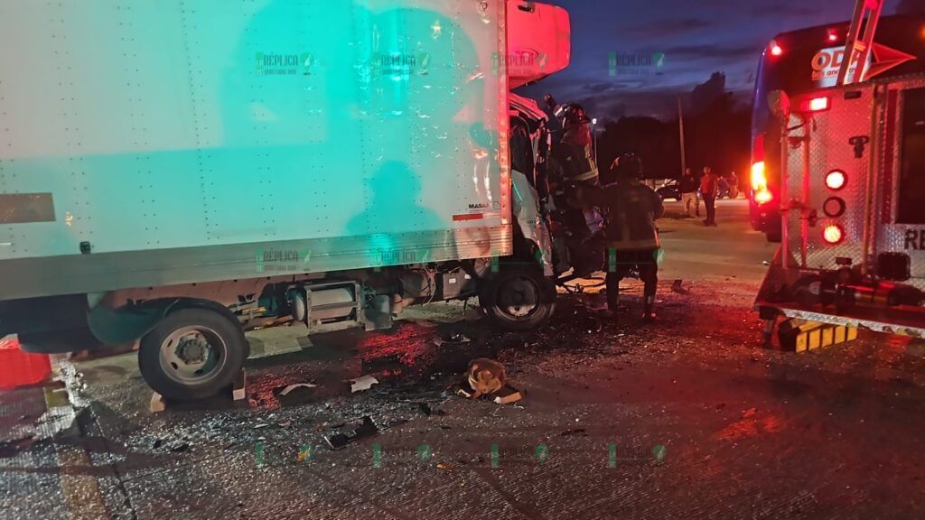 Chocan autobús y camión en el bulevar Colosio de Cancún; hay nueve lesionados