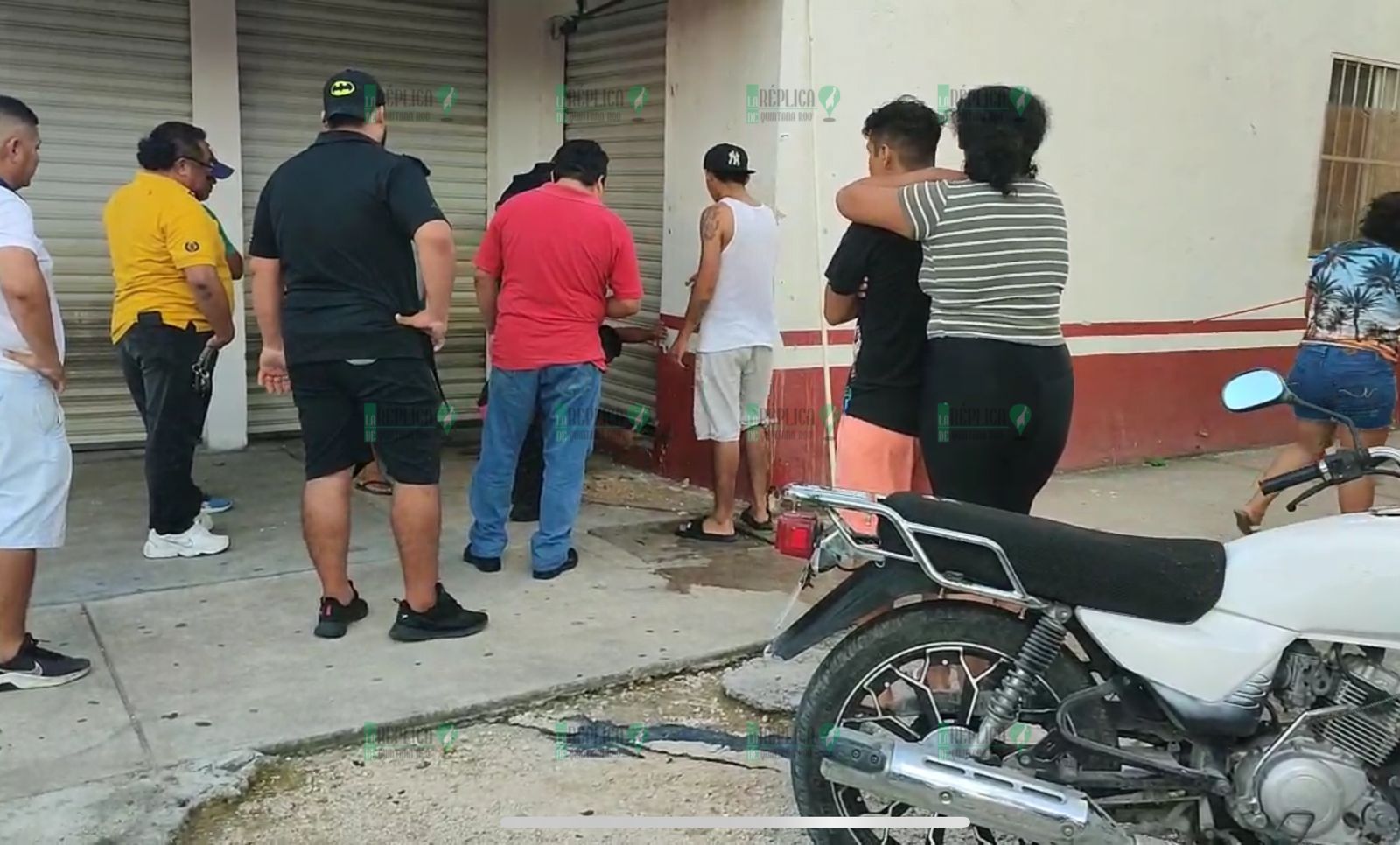 Mujer golpea a palos a acreedor en Cancún