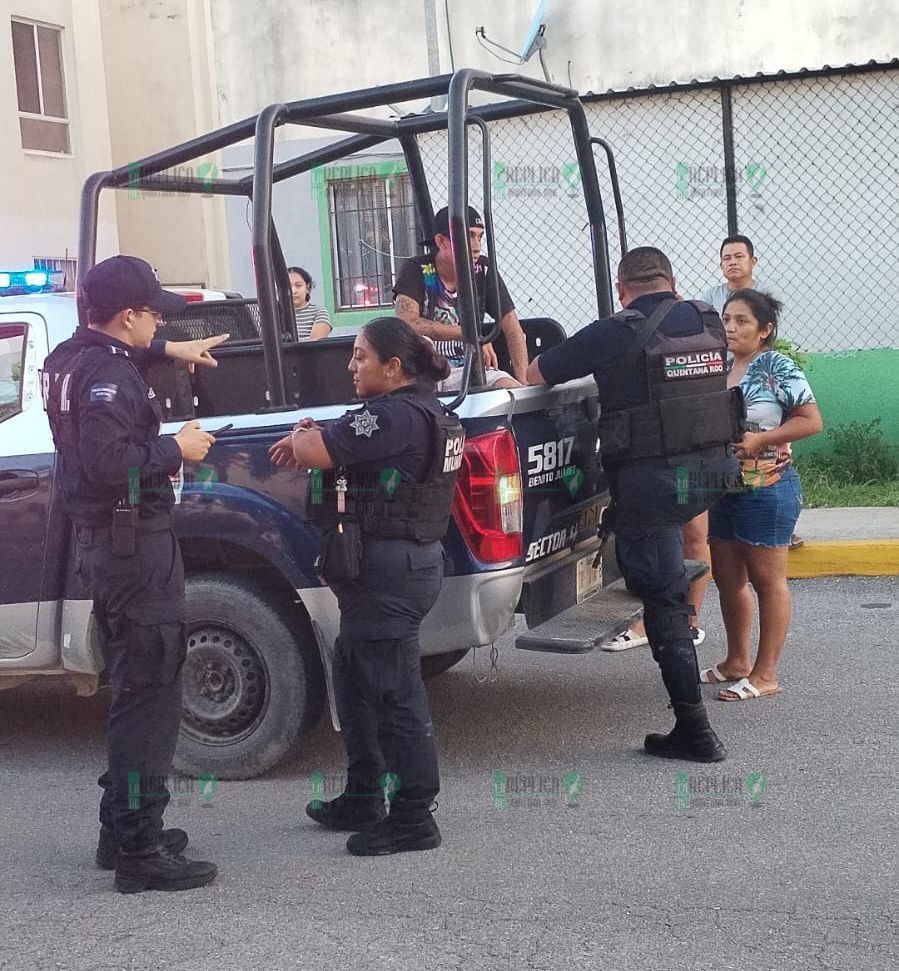 Mujer golpea a palos a acreedor en Cancún