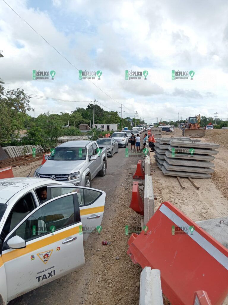 Bloquean transportistas carreteras en Xul-Ha, Puebla y Veracruz, por adeudos del Tren Maya