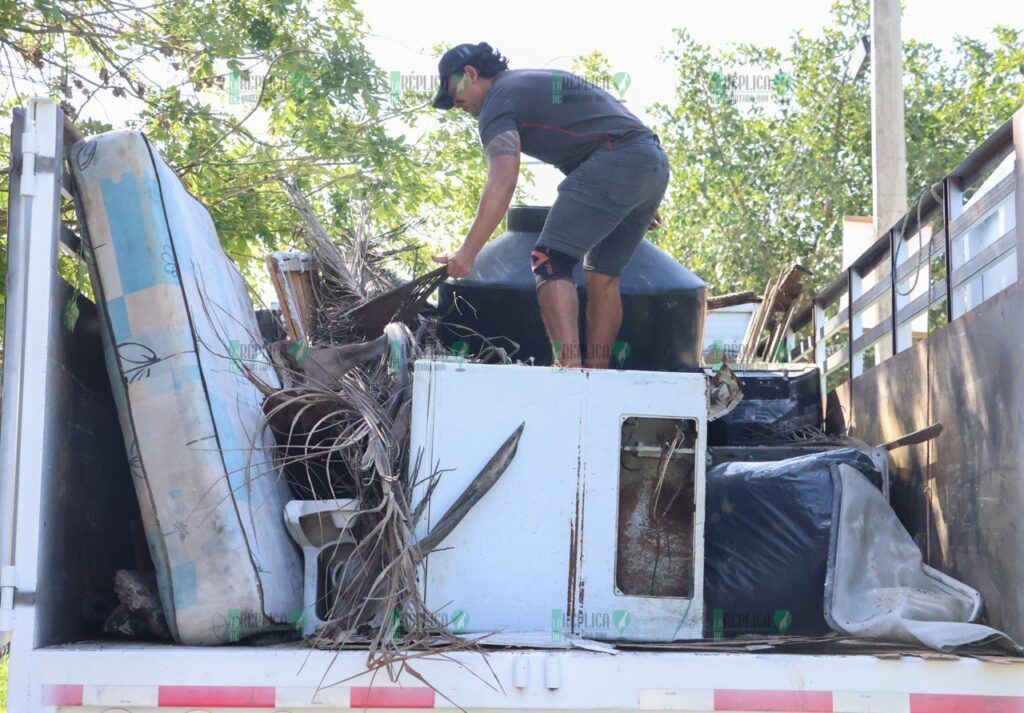 Ante la amenaza de “Beryl”, retiran en Puerto Morelos objetos que representen riesgo de convertirse en proyectiles