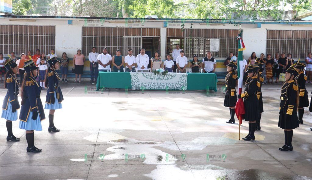 Atestigua Blanca Merari ceremonia cívica de fin de curso en la primaria “Simón Bolívar”, de Leona Vicario