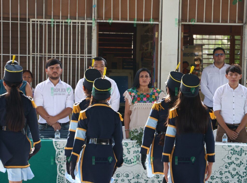 Atestigua Blanca Merari ceremonia cívica de fin de curso en la primaria “Simón Bolívar”, de Leona Vicario