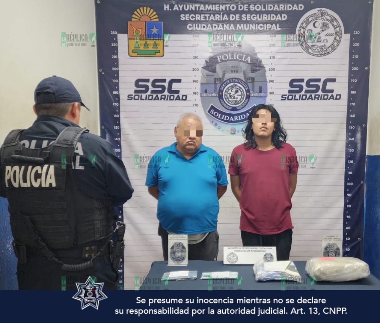 Playa del Carmen, Solidaridad a 9 de julio de 2024.- La Policía Municipal de Solidaridad aseguró a una persona en posesión de posibles narcóticos durante el operativo de vigilancia permanente de vigilancia que se realiza en todas las colonias. Al patrullar sobre la avenida Paso del Mayab en el fraccionamiento Marsella 2, oficiales de la Policía Preventiva observaron a dos personas intercambiando lo que parecía ser narcóticos. Ambos al notar la presencia policial emprendieron la huida a bordo de un vehículo marca Nissan, modelo Advance, pero fueron alcanzados. Tras una inspección al vehículo aseguraron un envoltorio con posible marihuana, por lo que Eduardo "N" de 24 años de edad, oriundo de este estado y Benedicto "N" de 57 años, procedente de Guerrero, fueron puestos a disposición de la Fiscalía Especializada en Delitos contra la Salud en su Modalidad de Narcomenudeo.