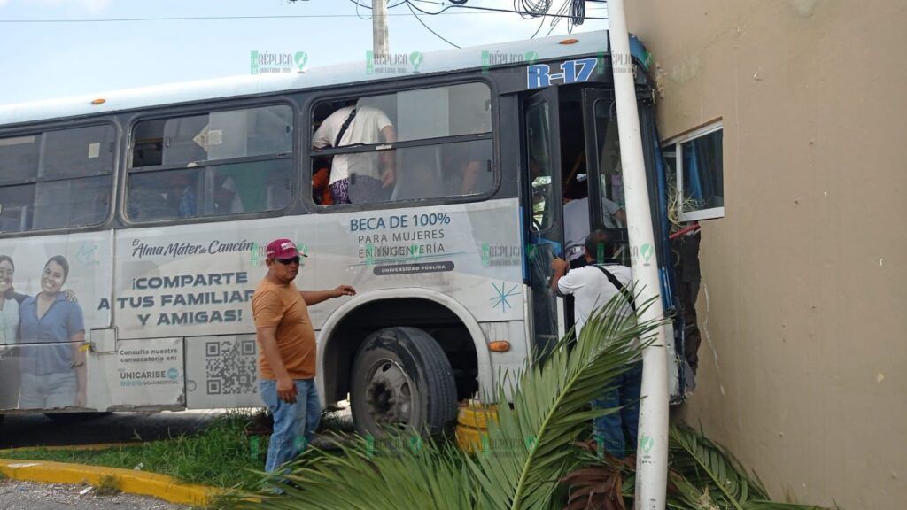 Choca camión de Autocar contra muro de una gasolinera en la Región 219; hay 32 pasajeros lesionados

