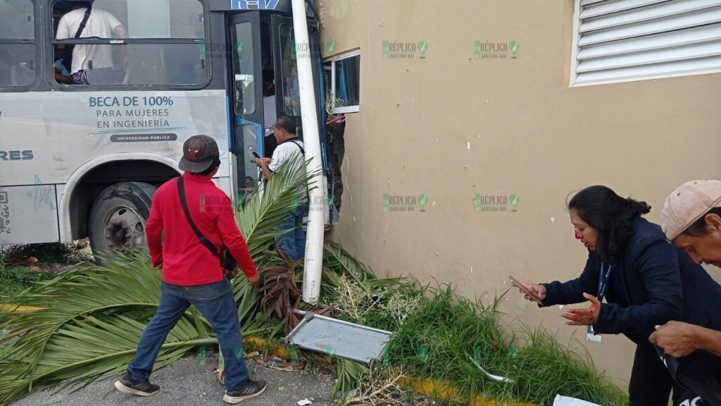 Choca camión de Autocar contra muro de una gasolinera en la Región 219; hay 32 pasajeros lesionados

