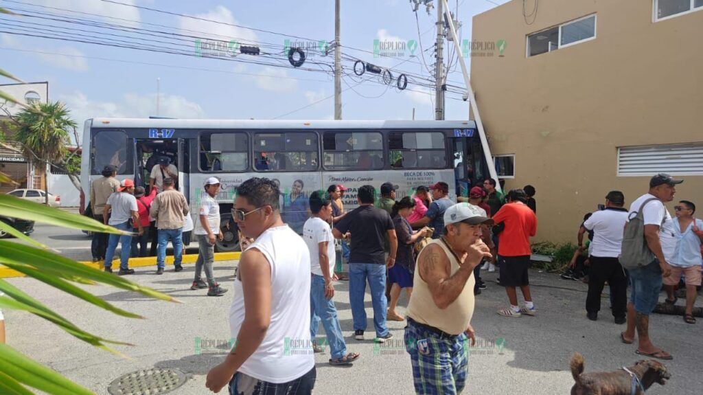 Choca camión de Autocar contra muro de una gasolinera en la Región 219; hay 32 pasajeros lesionados

