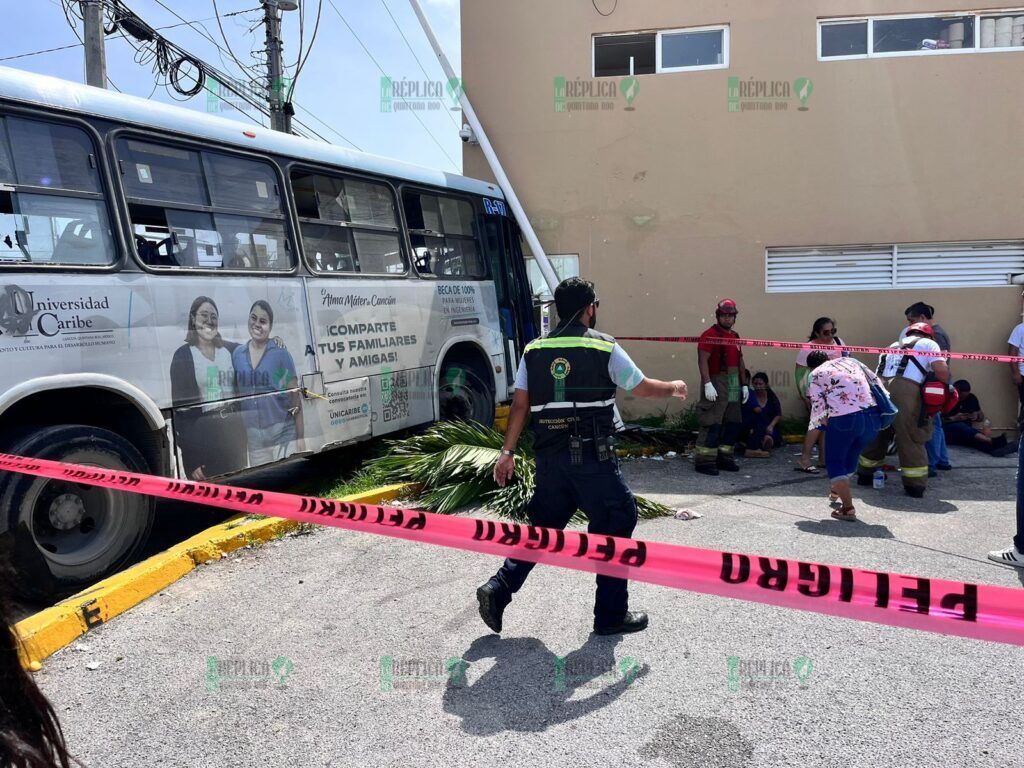 Choca camión de Autocar contra muro de una gasolinera en la Región 219; hay 32 pasajeros lesionados

