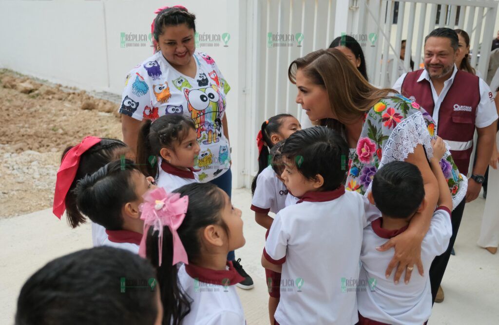 Entrega Mara Lezama escuela de nueva creación en el fraccionamiento Cielo Nuevo en Cancún