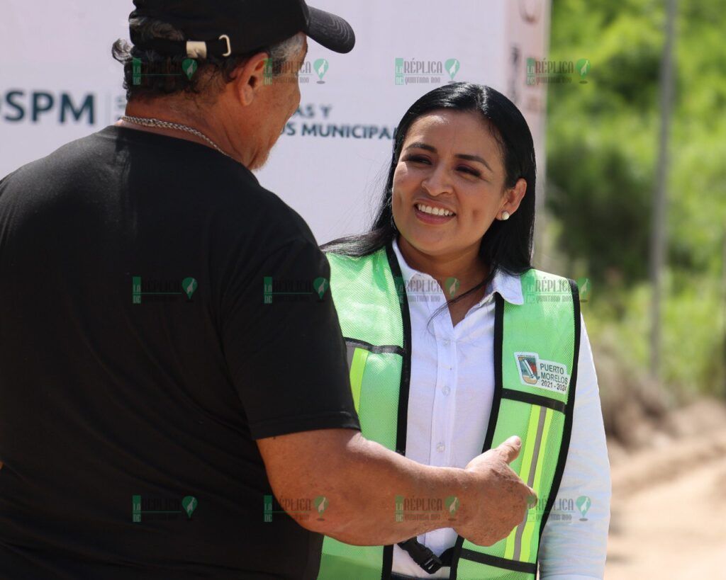 Blanca Merari da el banderazo de inicio de obra de pavimentación en la zona urbana de Puerto Morelos