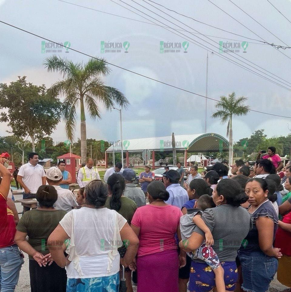 Liberan habitantes de El Naranjal Poniente camioneta de CFE retenida