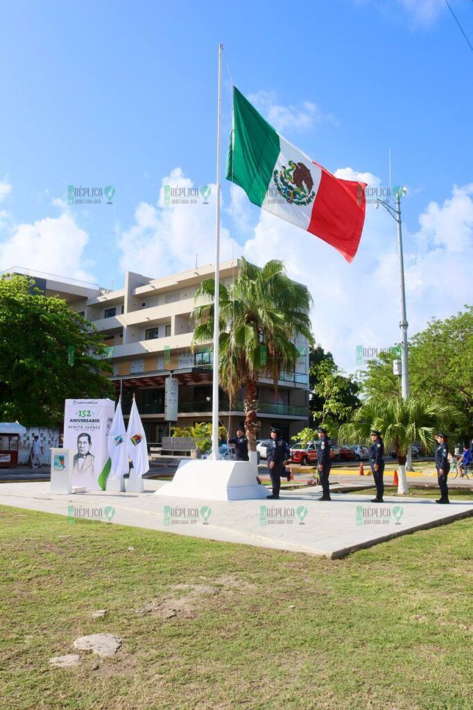 Autoridades municipales, encabezadas por el Oficial Mayor Rodrigo Ruiz Álvarez, llevan a cabo la ceremonia cívica con motivo del 152 aniversari