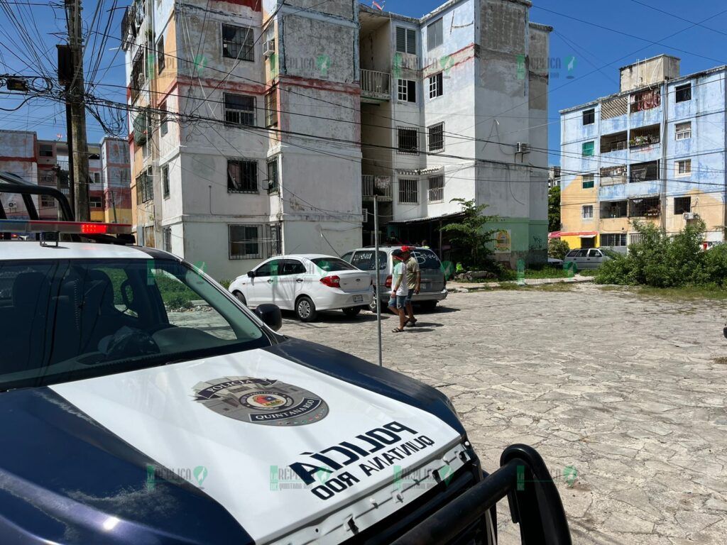 Se cae un tramo de escalera en edificio de Corales, en Cancún