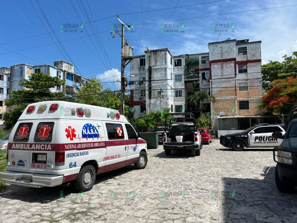 Se cae un tramo de escalera en edificio de Corales, en Cancún