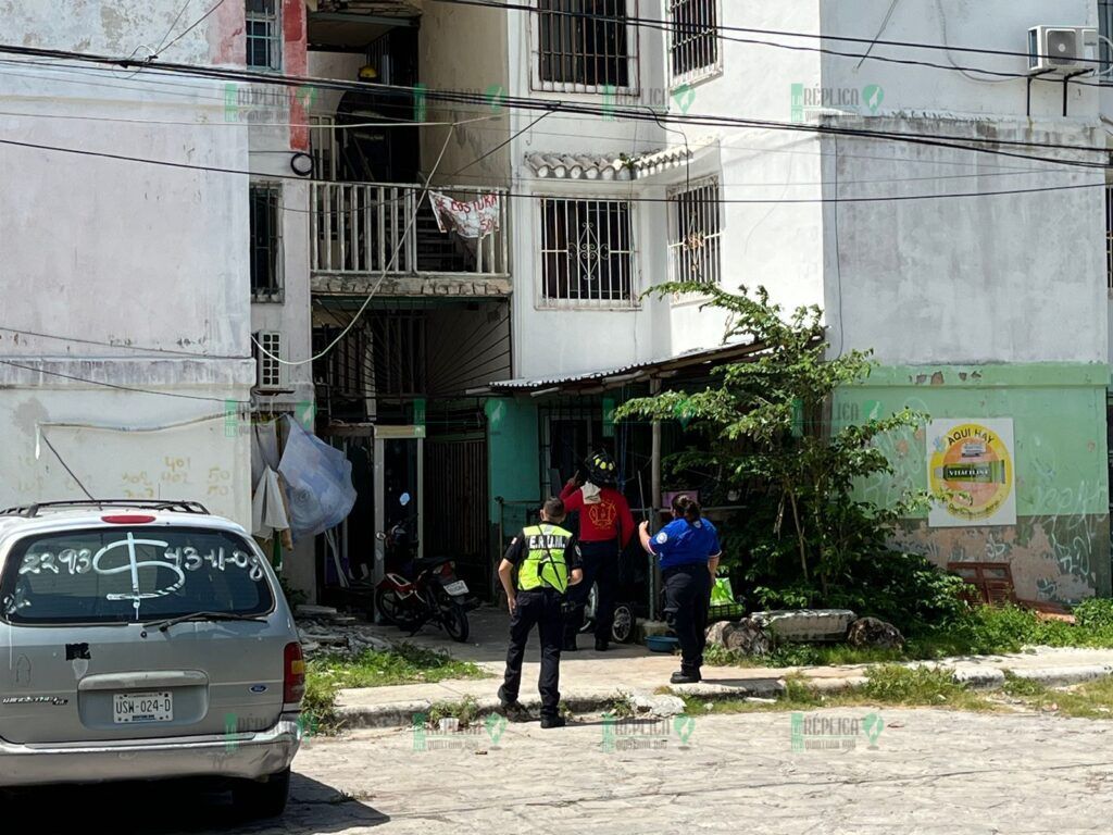 Se cae un tramo de escalera en edificio de Corales, en Cancún