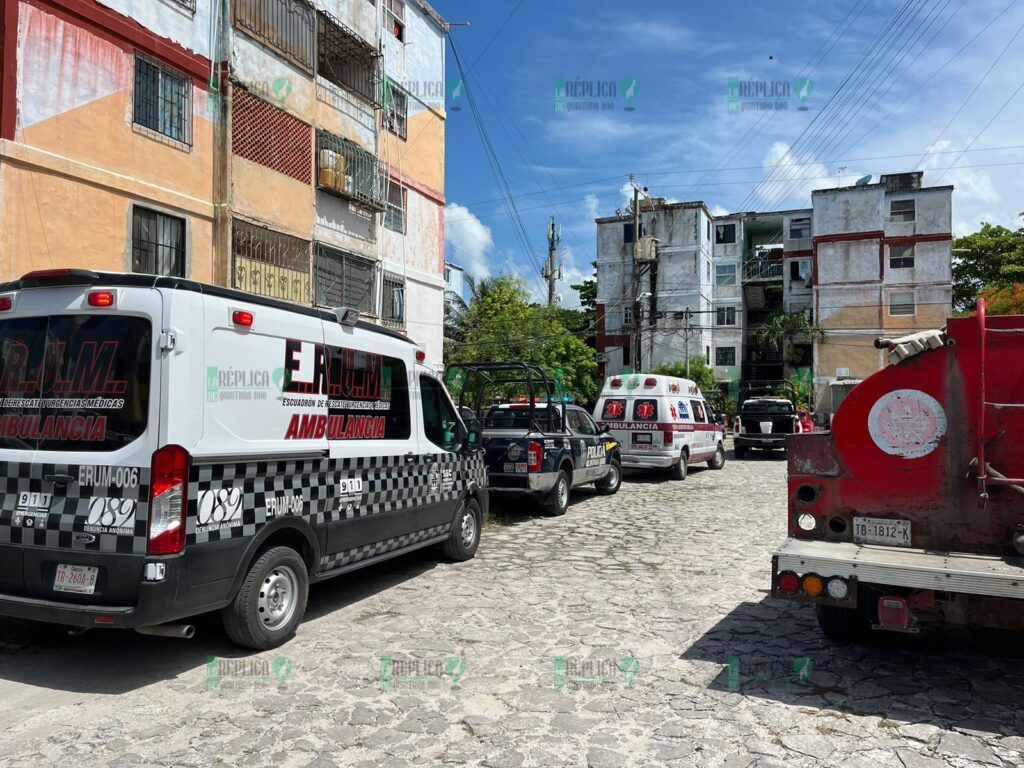 Se cae un tramo de escalera en edificio de Corales, en Cancún