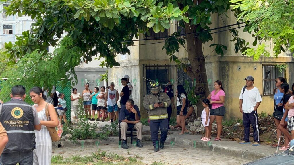 Se cae un tramo de escalera en edificio de Corales, en Cancún