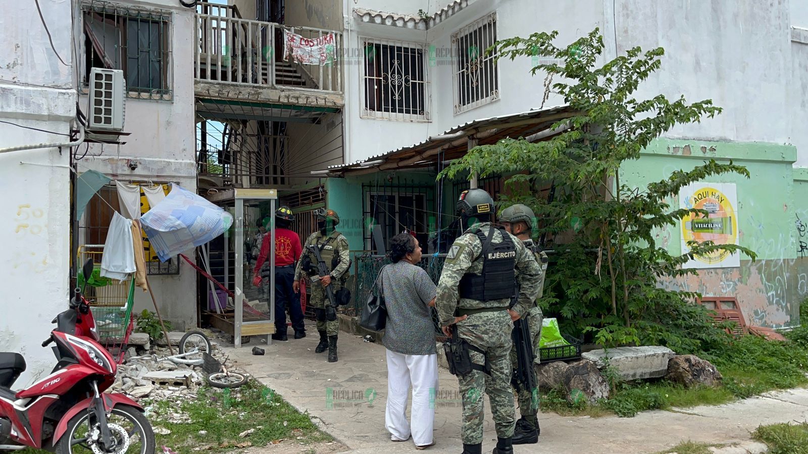 Se cae un tramo de escalera en edificio de Corales, en Cancún