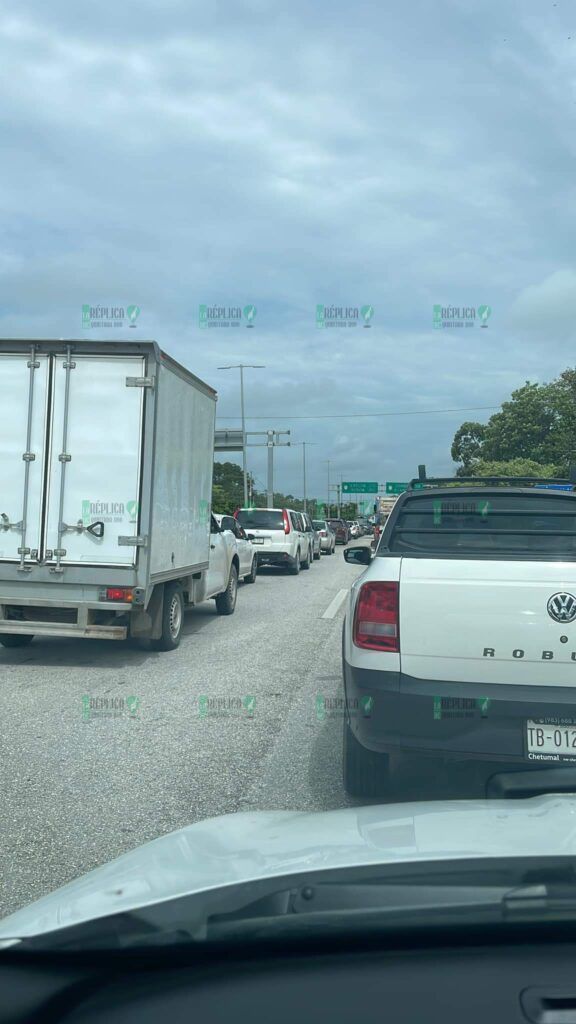 Persiste el caos vehicular en la salida a Chetumal por trabajos del Tren Maya