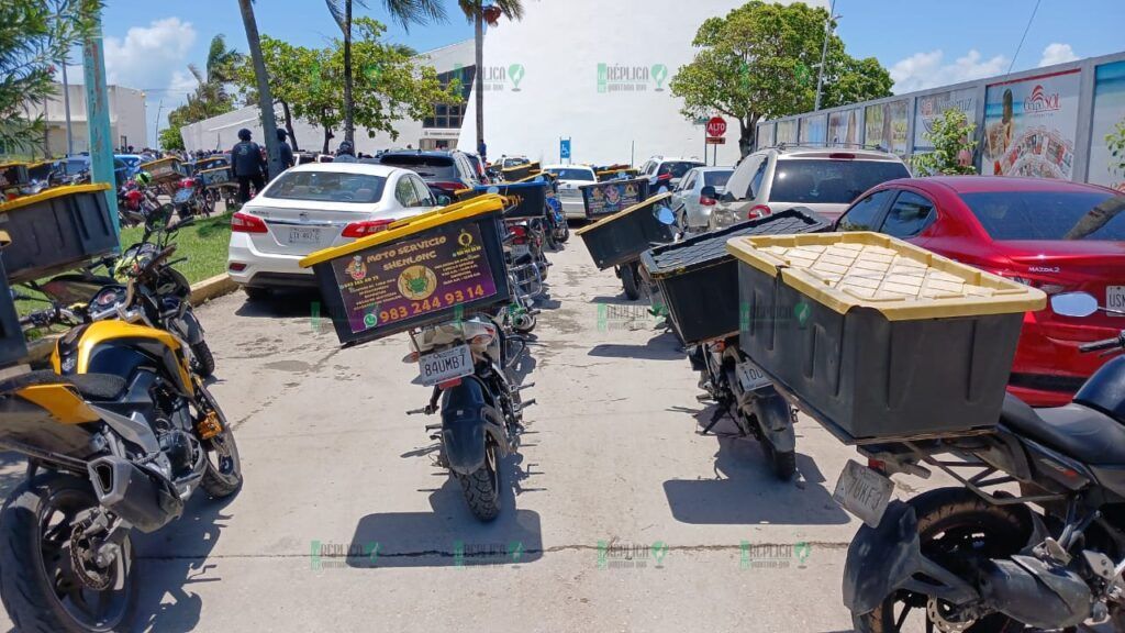 Motociclistas de Chetumal se manifiestan ante el Congreso del Estado